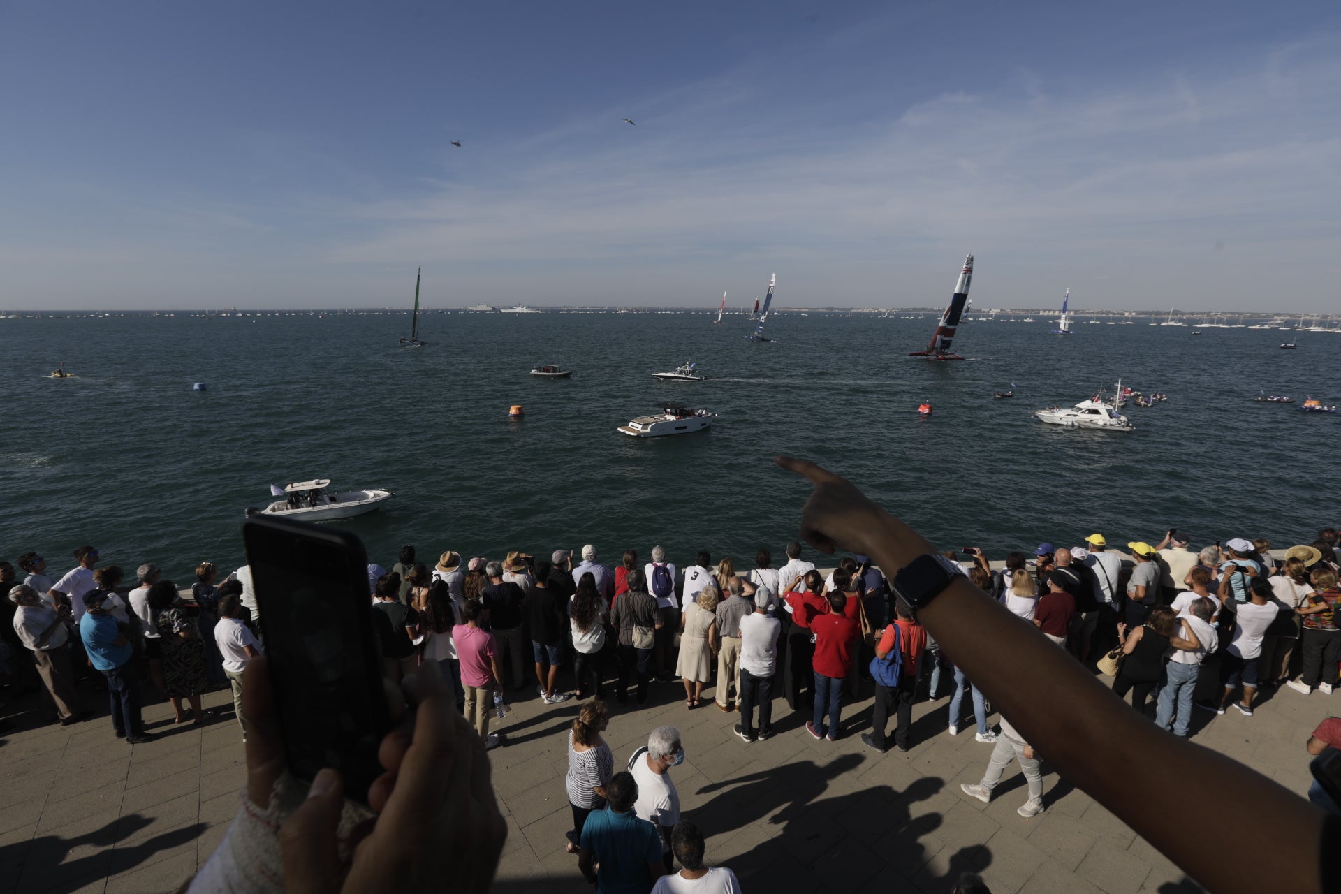 En imágenes: Los gaditanos se echan a la calle para disfrutar de la SailGP