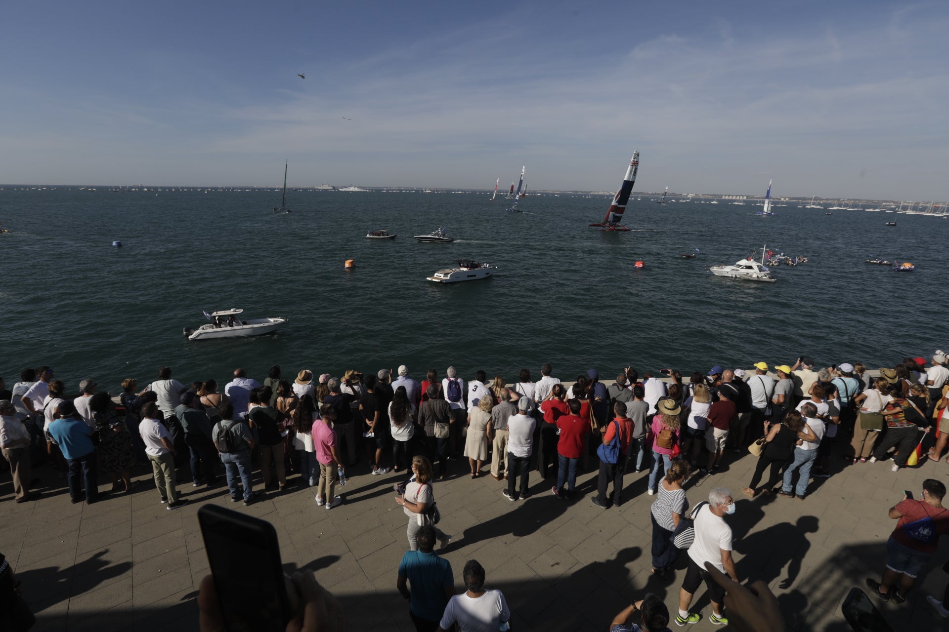 En imágenes: Los gaditanos se echan a la calle para disfrutar de la SailGP