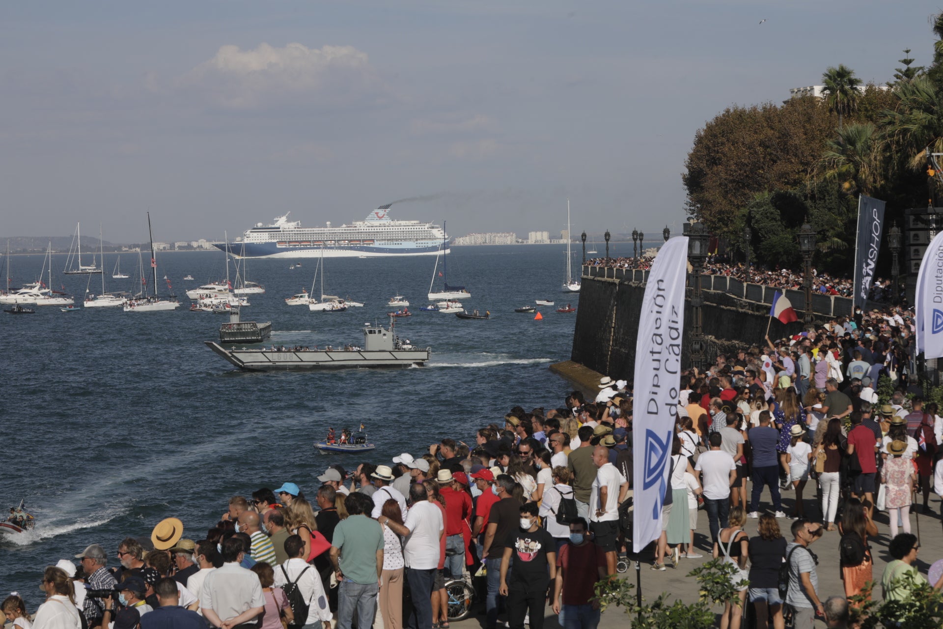 En imágenes: Los gaditanos se echan a la calle para disfrutar de la SailGP