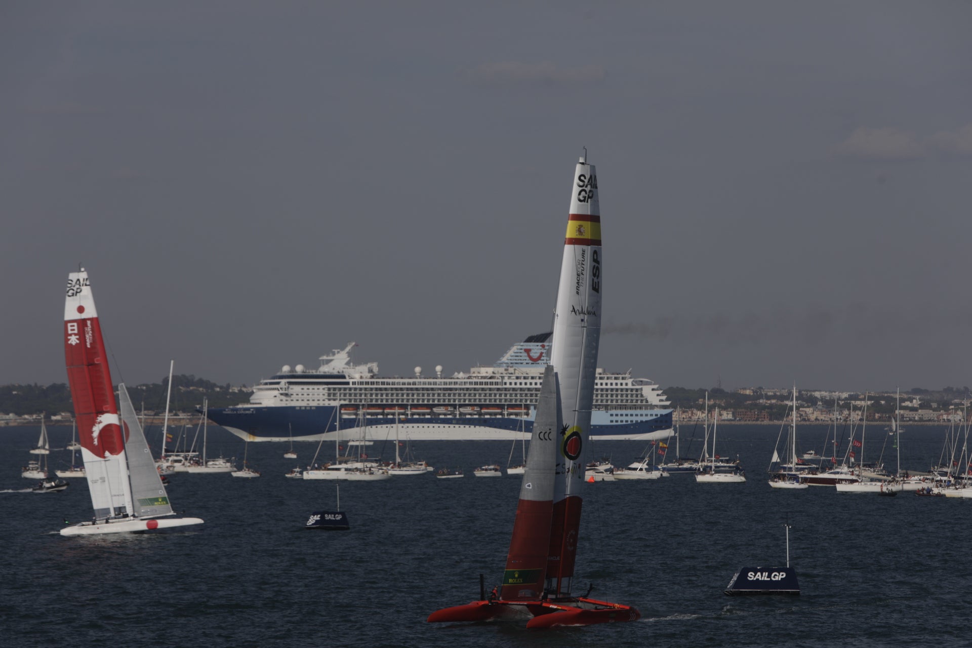 En imágenes: Los gaditanos se echan a la calle para disfrutar de la SailGP