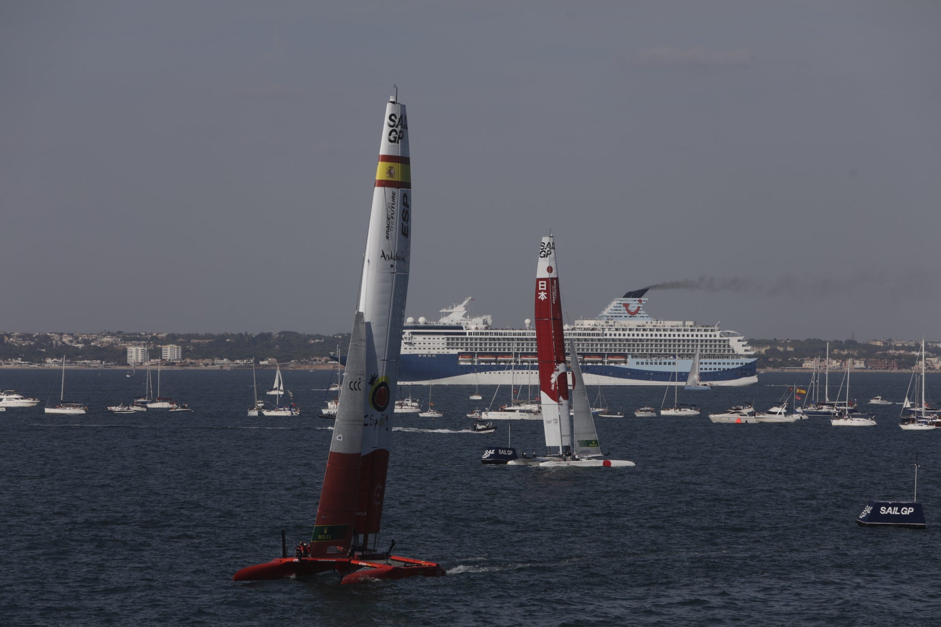 En imágenes: Los gaditanos se echan a la calle para disfrutar de la SailGP