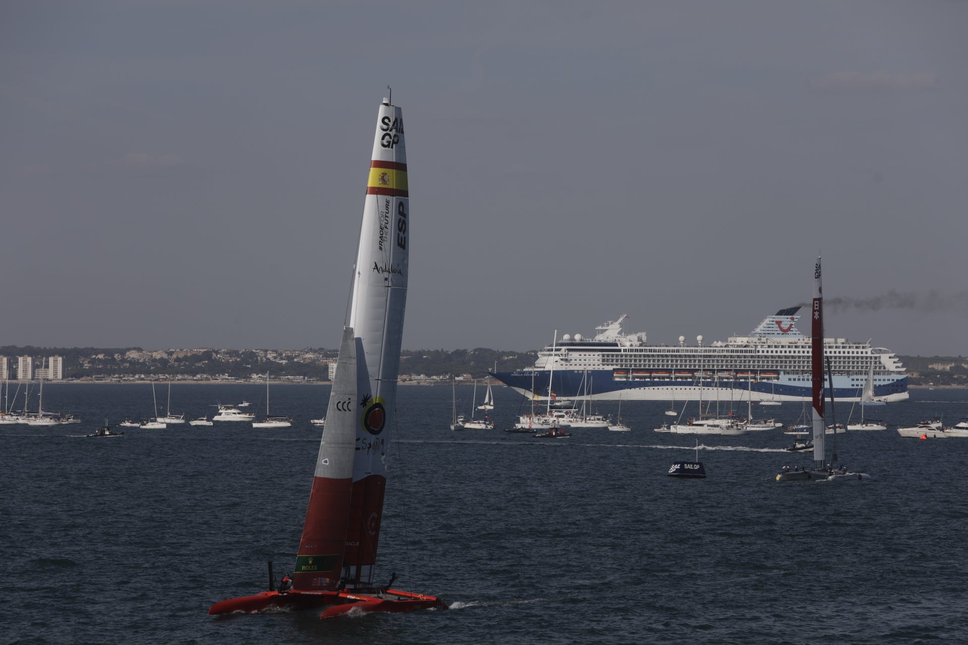 En imágenes: Los gaditanos se echan a la calle para disfrutar de la SailGP