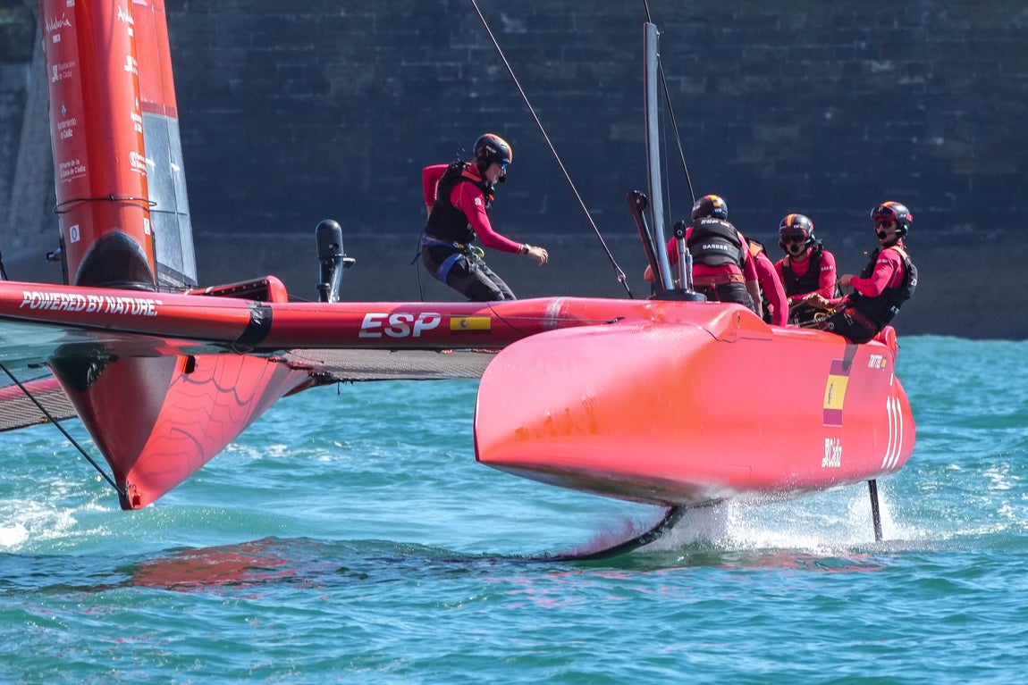 En imágenes: El Rey a bordo del F50 Victoria en Cádiz