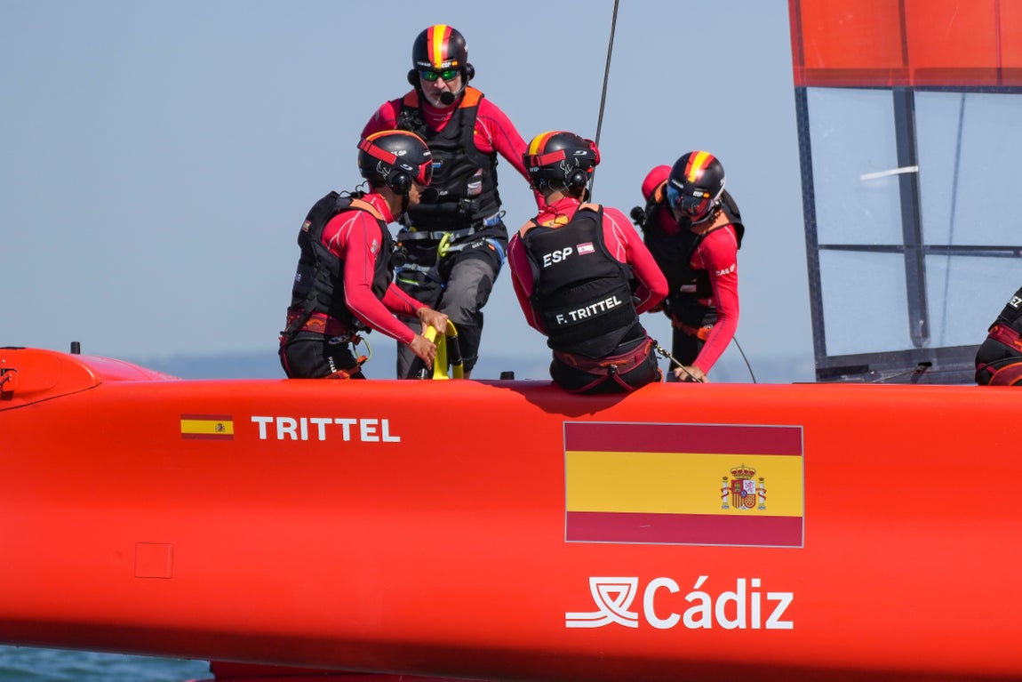 En imágenes: El Rey a bordo del F50 Victoria en Cádiz