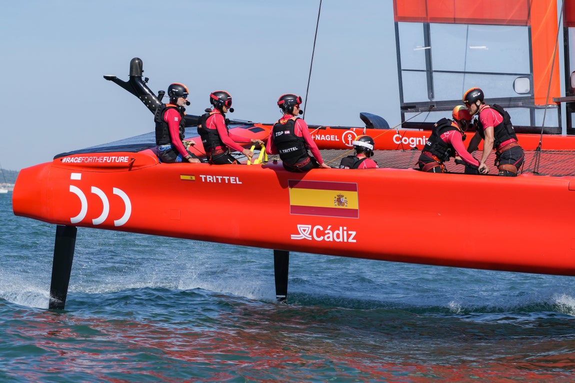 En imágenes: El Rey a bordo del F50 Victoria en Cádiz