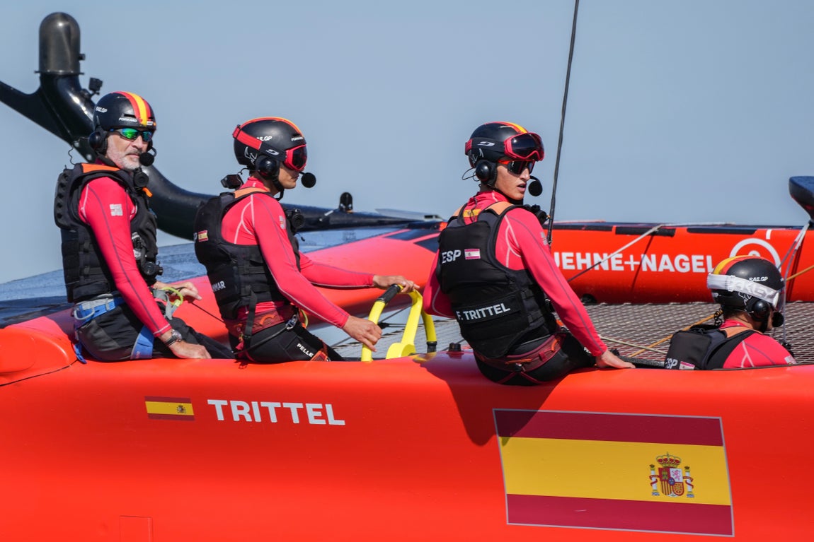 En imágenes: El Rey a bordo del F50 Victoria en Cádiz