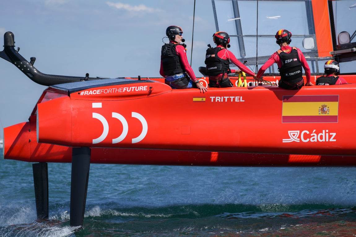 En imágenes: El Rey a bordo del F50 Victoria en Cádiz