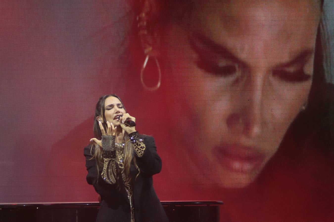 En vídeo: El homenaje a Sevilla de India Martínez y Pastora Soler en la Plaza de España