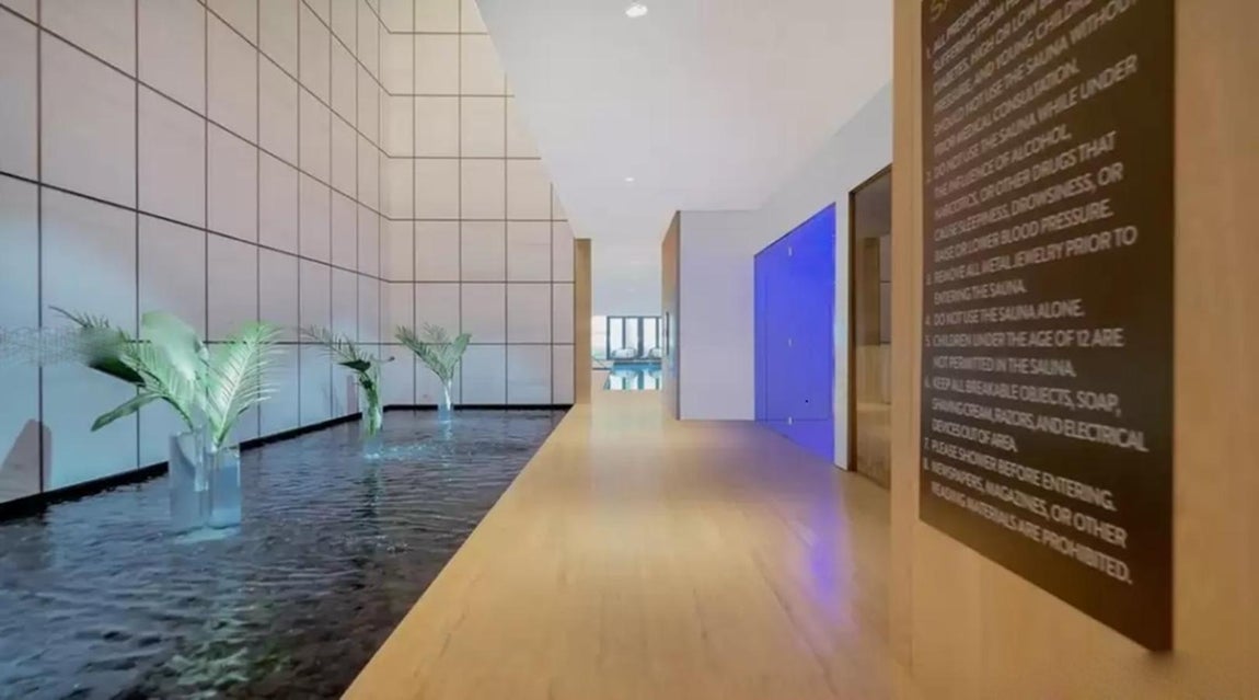 El ático de lujo en Miami que se vende por Bitcoins. En cuanto a cómo se realiza el pago, se hace mediante la plataforma BitPay. Después de que se genere una factura, el comprador tiene 15 minutos para fijar una tasa y convertir la criptografía en efectivo. A contiunación, los dólares se transfieren a una cuenta de depósito en garantía