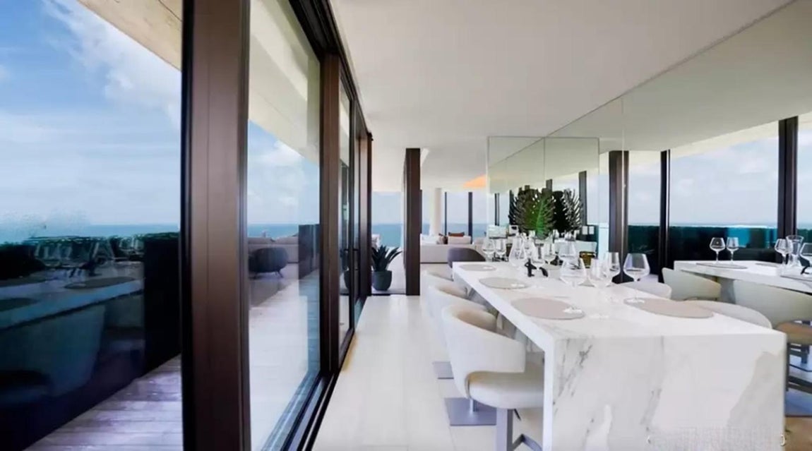 El ático de lujo en Miami que se vende por Bitcoins. El salón y el comedor presentan un espacio abierto y comunican a su vez con las terrazas, lo que le confiere un extra de luminosidad.