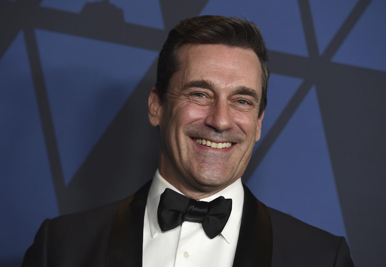 Jon Hamm: Depresión. El famosos actor de la serie «Mad Men», confesó a The Guardian que «ha necesitado terapia y antidepresivos» para superar numerosas depresiones en las que ni siquiera tenía ganas de levantarse de la cama»