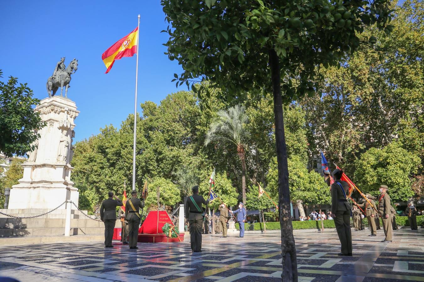 Acto de izado de la bandera por el Día de la Hispanidad en Sevilla