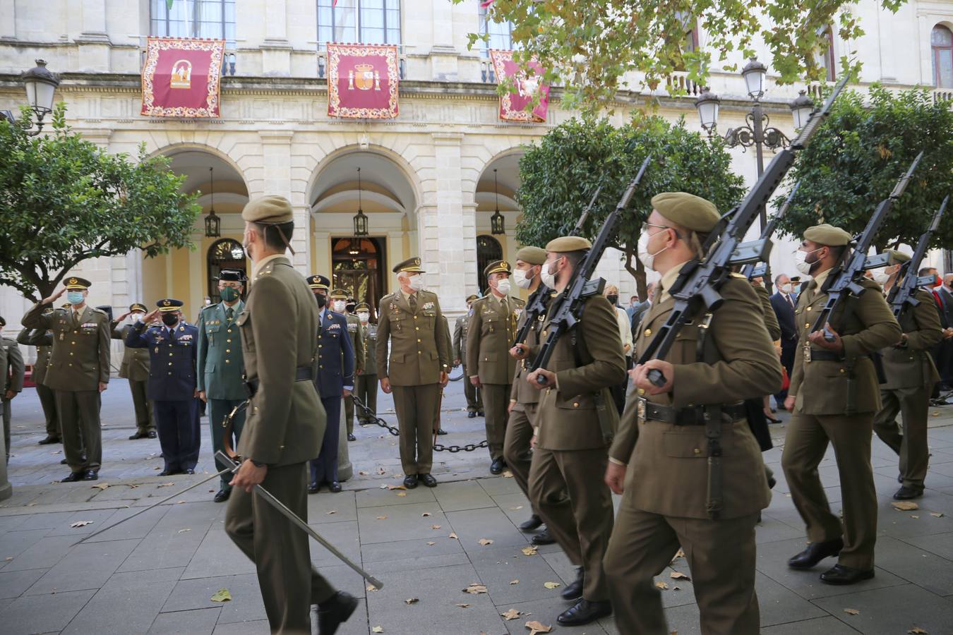 Acto de izado de la bandera por el Día de la Hispanidad en Sevilla