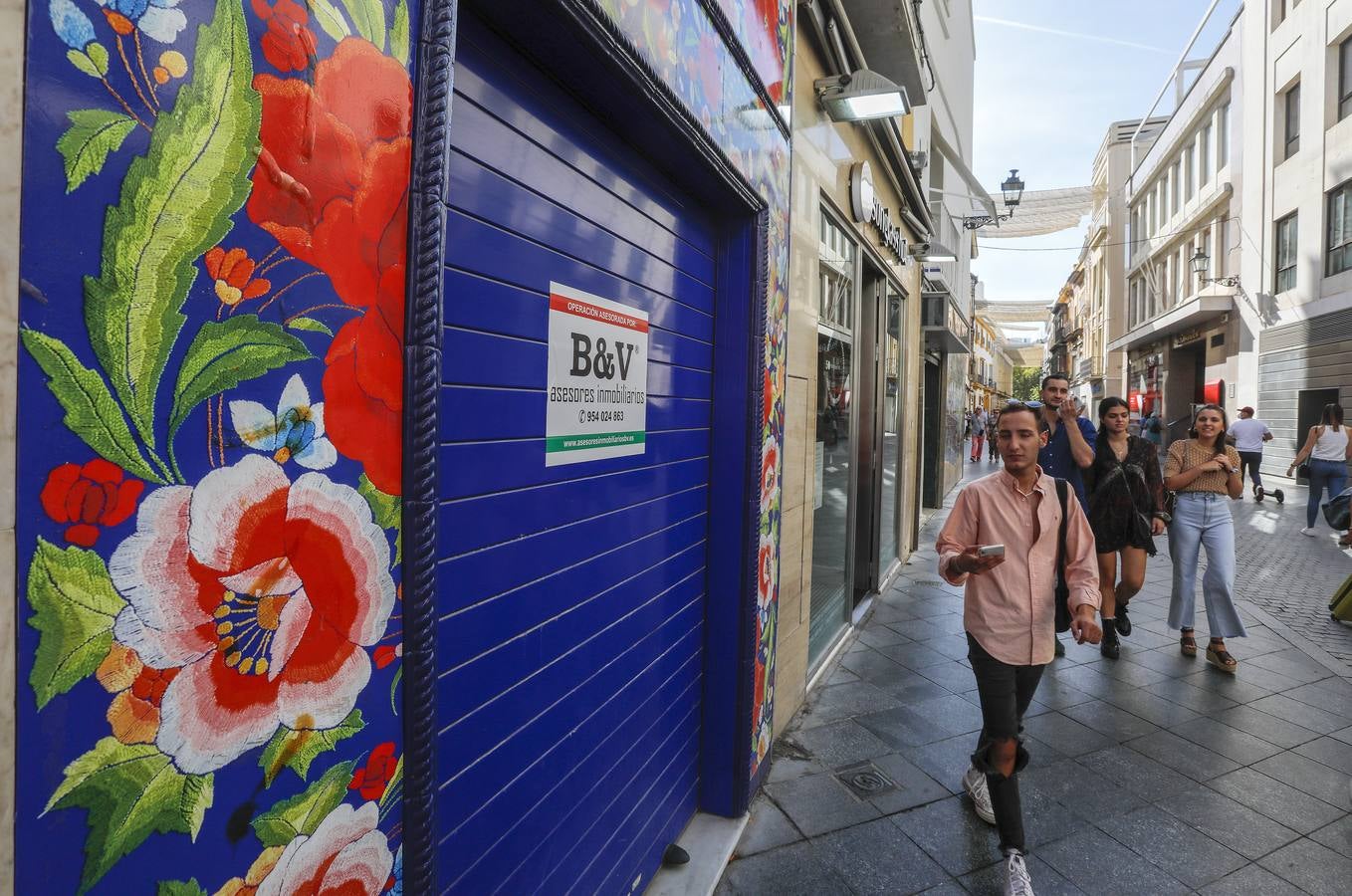 Los locales comerciales del eje Tetuán-Sierpes vuelven a reactivarse tras la pandemia