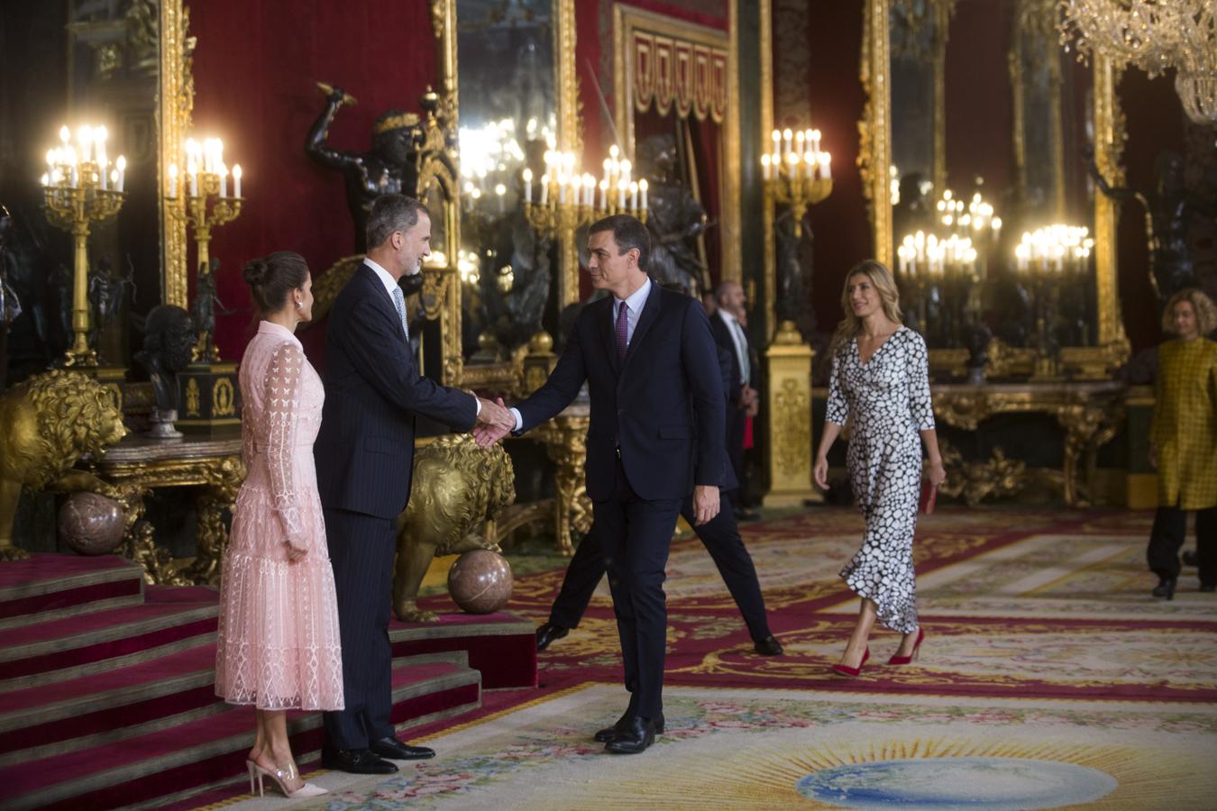 El preisdente del Gobierno, Pedro Sánchez, estrecha la mano de Don Felipe. 