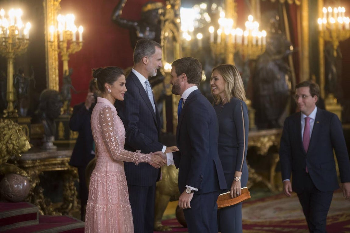 Pablo Casado y su mujer saludan a los Reyes. 