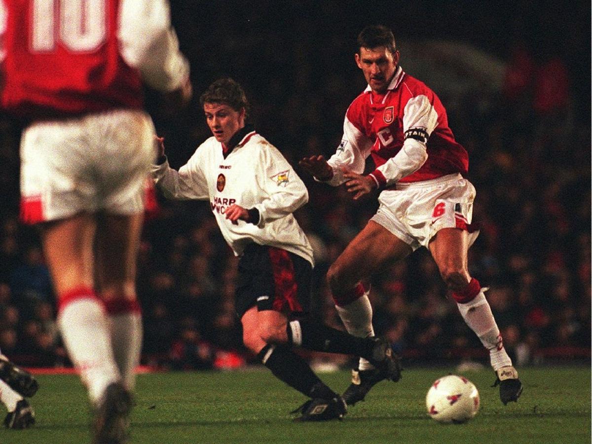 Tony Adams. Tony Adams, histórico capitán del Arsenal y central clave en la selección inglesa, pasó cuatro meses en prisión por conducir ebrio. En 1996, el inglés admitió su adicción al alcohol. Superados sus problemas, Tony comenzó su carrera en los banquillos. En 2017 entrenó al Granada en Primera división.