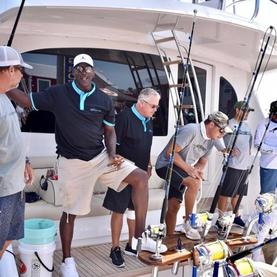 El lujoso yate de pesca de Michael Jordan. Jordan ha participado en diversas competiciones como la White Marlin Open de 2020 en Maryland, donde logró hacerse con un atún de más de 200 kilos de peso.
