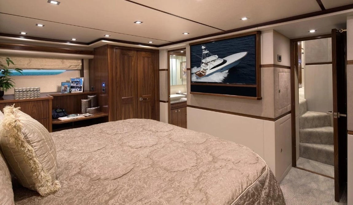 El lujoso yate de pesca de Michael Jordan. Posee cinco camarotes en los que pueden alojarse cómodamente 10 personas, cada uno con su propio baño, y otro aparte para los dos miembros de la tripulación.