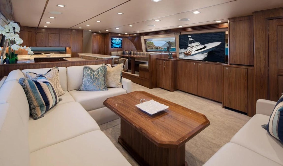 El lujoso yate de pesca de Michael Jordan. El salón principal se fusiona con el comedor y la cocina y gracias al espacio abierto y las grandes critaleras hace que se vea mucho más amplio.