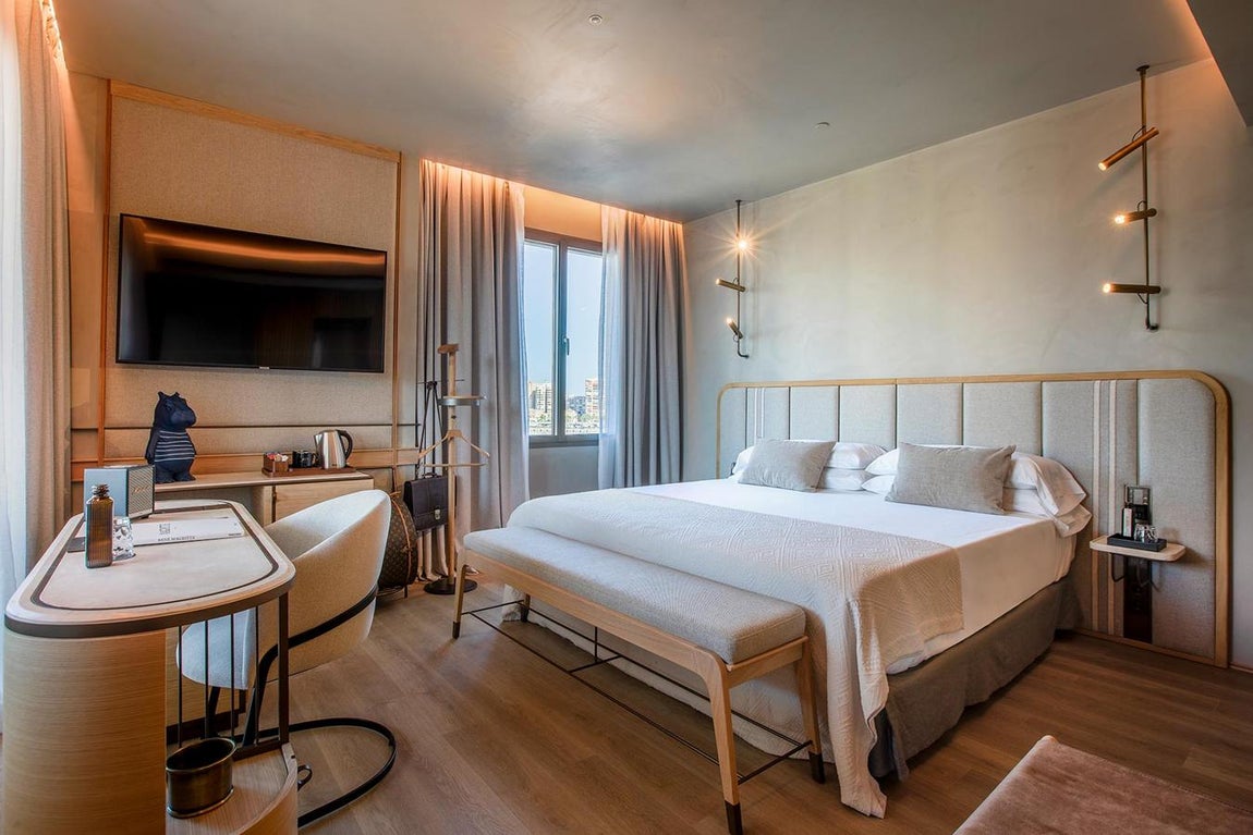 Only YOU Hotel Málaga. Este nuevo hotel cinco estrellas, con interiorismo del reconocido estudio Proyecto Singular, posee influencias del estilo Art Déco fusionado con un aire mediterráneo, fresco y urbano. Las habitaciones, distribuidas en un total de seis plantas, se presentan con un estilo mediterráneo más relajado, mobiliario de madera maciza, tejidos trenzados y fibras naturales, consiguiendo dibujar una atmosfera perfecta para disfrutar de la luz y la energía de la ciudad andaluza. Destacan sus ‘Junior Suite Terrace Larios’, amplias y acogedoras habitaciones con vistas panorámicas. ¿Dónde? Alameda Principal, 1, 29001 (Málaga) | Precio: desde 230 euros/ noche