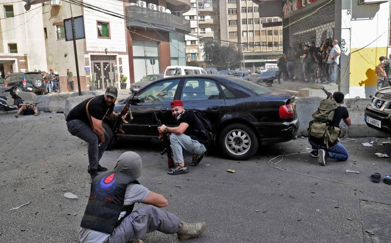 Combatienes chiíes durante los enfrentamientos en Beirut. 