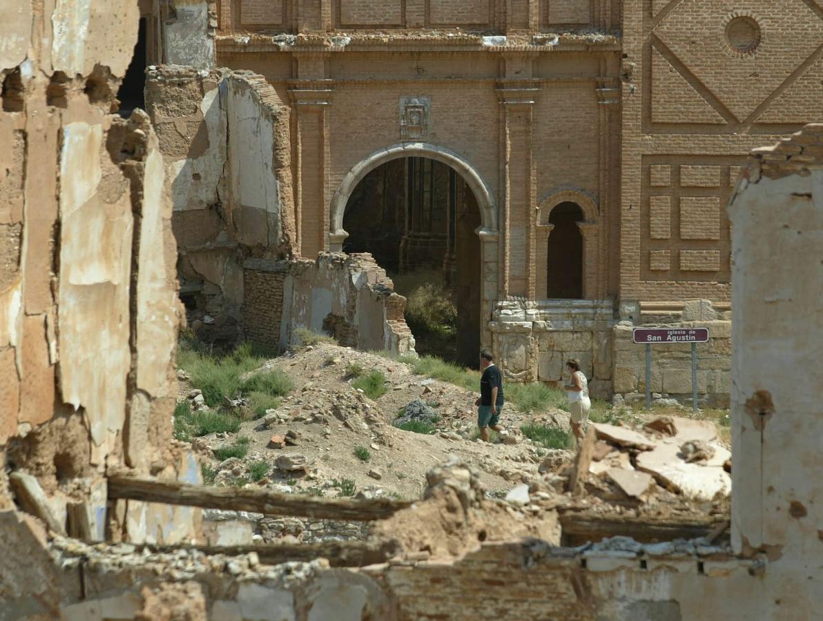 Belchite, viaje al pasado. Como consecuencia de los enfrentamientos, el pueblo fue destruido. En lugar de su reconstrucción, Francisco Franco decidió crear un pueblo nuevo al lado (hoy conocido como Belchite nuevo), dejando intactas las ruinas del anterior como recuerdo de la Guerra Civil.