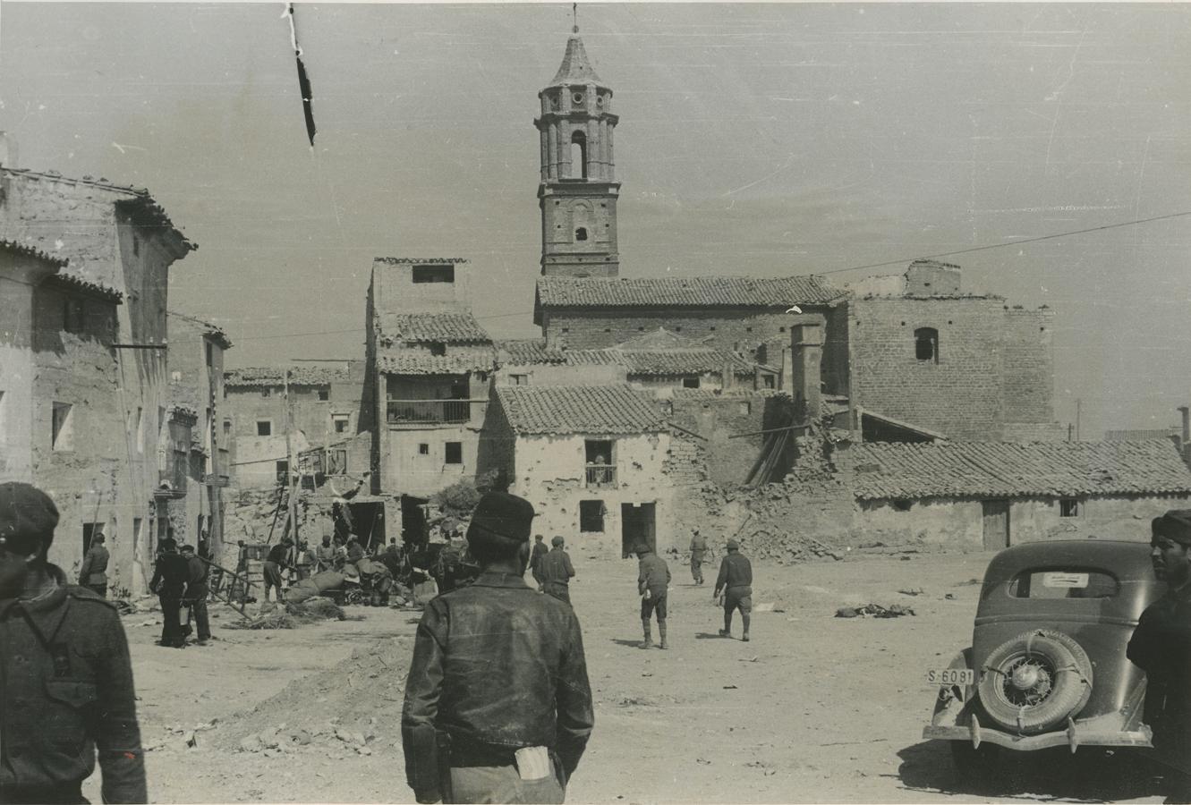 Cambio de bando. Fotografía de la entrada de las tropas nacionales en Belchite.