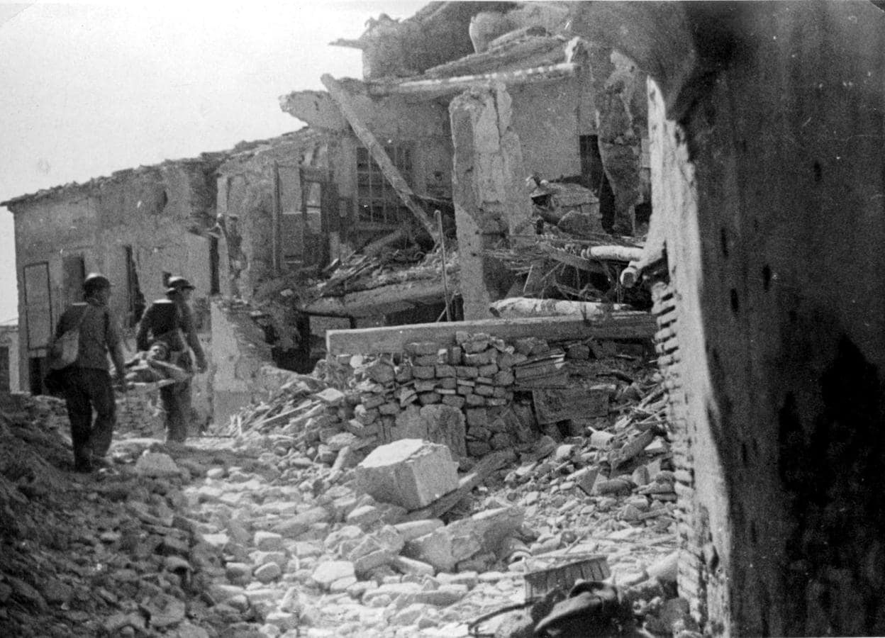 Septiembre de 1937. Vista del pueblo tras ser reconquistado por las tropas de la República. En la imagen, camilleros republicanos retiran un herido entre las ruinas de Belchite.