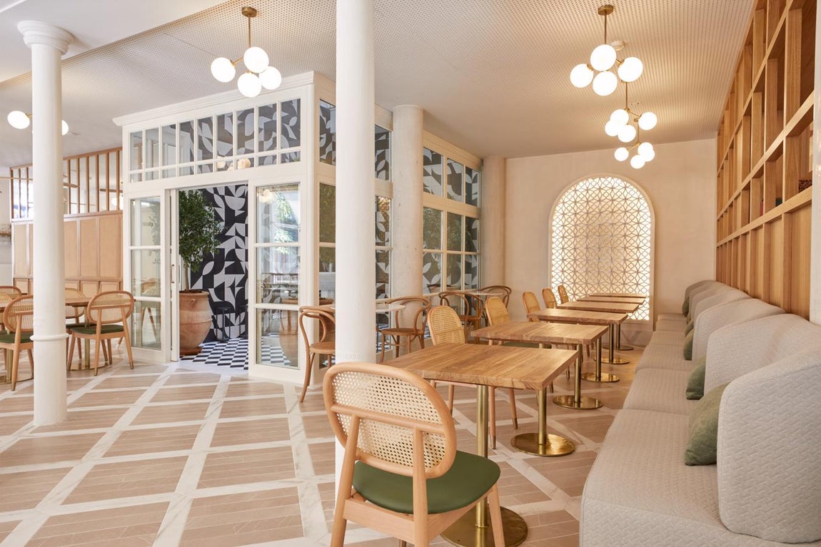 Icon Malabar (Málaga). Este hotel se ubica en el barrio del Soho, uno de los más alternativos y modernos de Málada, en un edificode fachada decimonónica, de cuatro alturas y exento; esto es, que ocupa toda una manzana contribuyendo a que todas las estancias gocen de abundante luz natural. Las zonas comunes de <a href="https://www.iconmalabar.com/es/" target="_blank">Icon Malabar Málaga</a> se componen de un gran lobby central, dos patios, una terraza a la calle y un bar cafetería. El interiorismo es obra de Merry Design Studio y en él de aprecia la influencia colonial de la época está presente de manera muy sutil en el uso de maderas tratadas, en las trabajadas molduras, en los ventiladores de techo en pasillos y habitaciones, en las obras de arte y en el predominio de colores neutrales y tonos tierra.