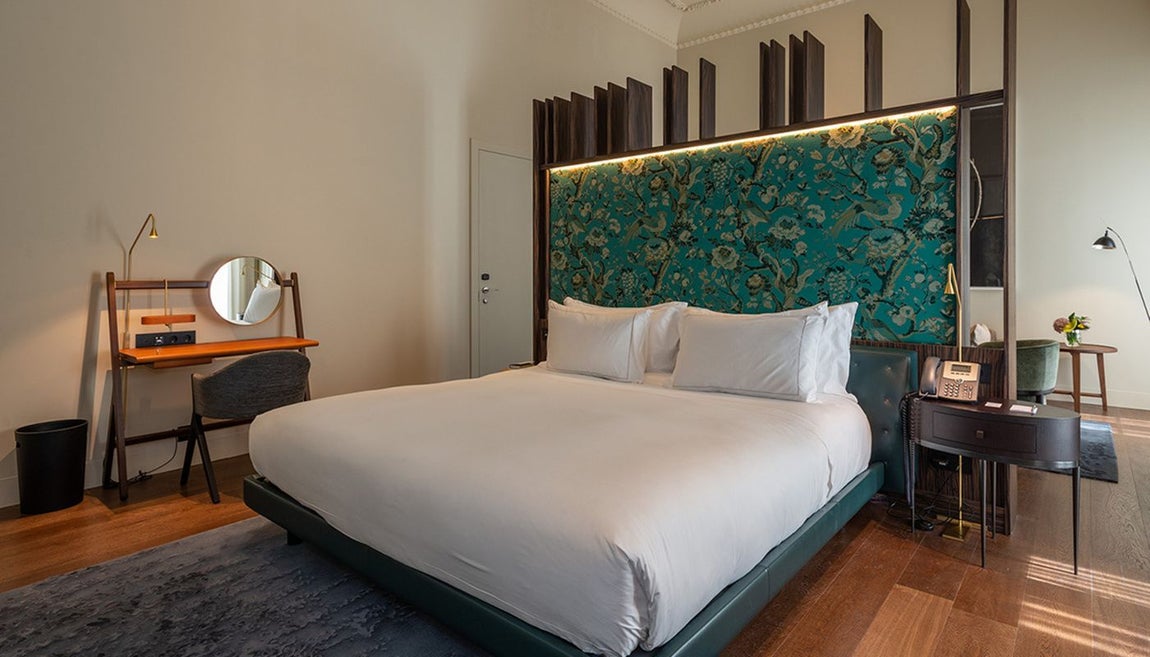 Mercer Hotel Sevilla. Un exclusivo e íntimo hotel boutique con 11 habitaciones en las que destaca su estética minimalista de mármol blanco y madera natural. Una piscina privada de la azotea, una terraza, manjares de chefs locales en su restaurante y una atractiva propuesta en su bar de cócteles serán algunos de los servicios cuidados con mimo y detalle de los que sus huéspedes podrán disfrutar. Preferred Hotels &amp; Resorts es la marca de hoteles independientes más grande del mundo, que actualmente representa a más de 700 hoteles, complejos turísticos, residencias y grupos de hoteles distintivos en 80 países. ¿Dónde? C. Castelar, 26, 41001 Sevilla | Precio: desde 450 euros/ noche