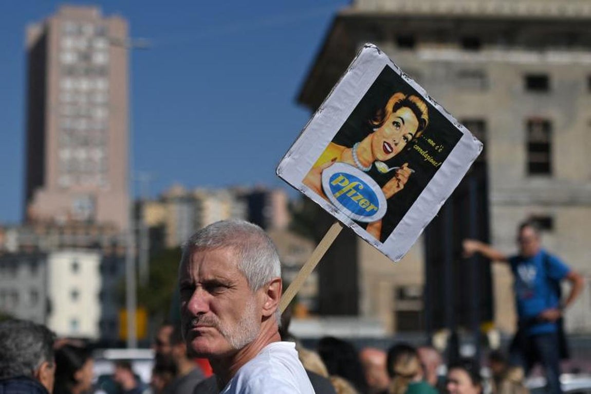 Los trabajadores bloquean las operaciones portuarias en el paseo marítimo de Giuseppe-Canepa, en Génova. 