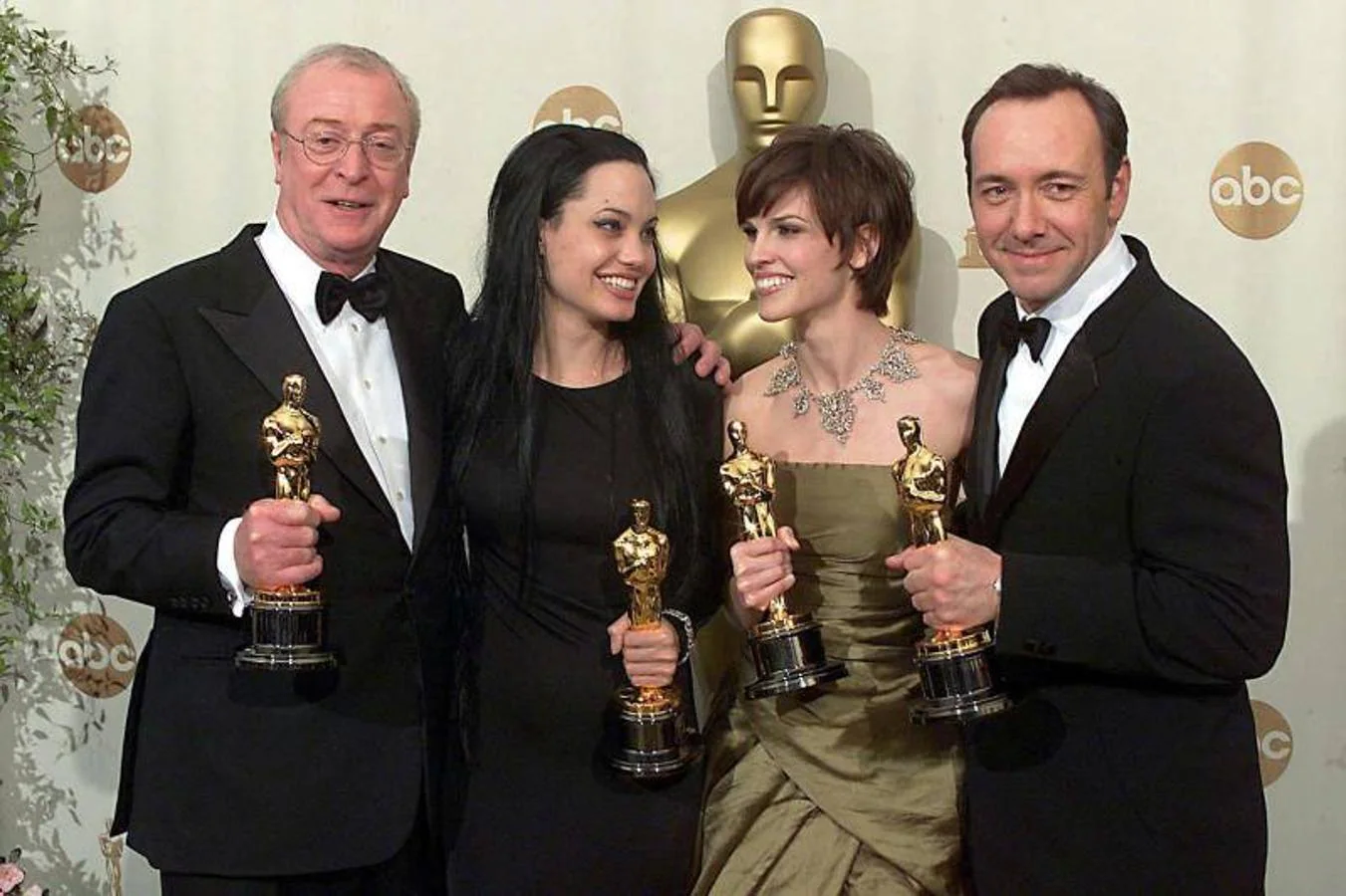 Su segundo Oscar. Caine junto a Angelina Jolie, Hilary Swank y Kevin Spacey en 2002, cuando ganó su segundo Oscar