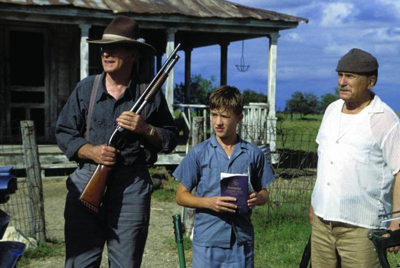 «Dos viejos cascarrabias» (2003). Caine, Haley Joel Osment y Robert Duval en una imagen promocional de la película que grabaron en 2003
