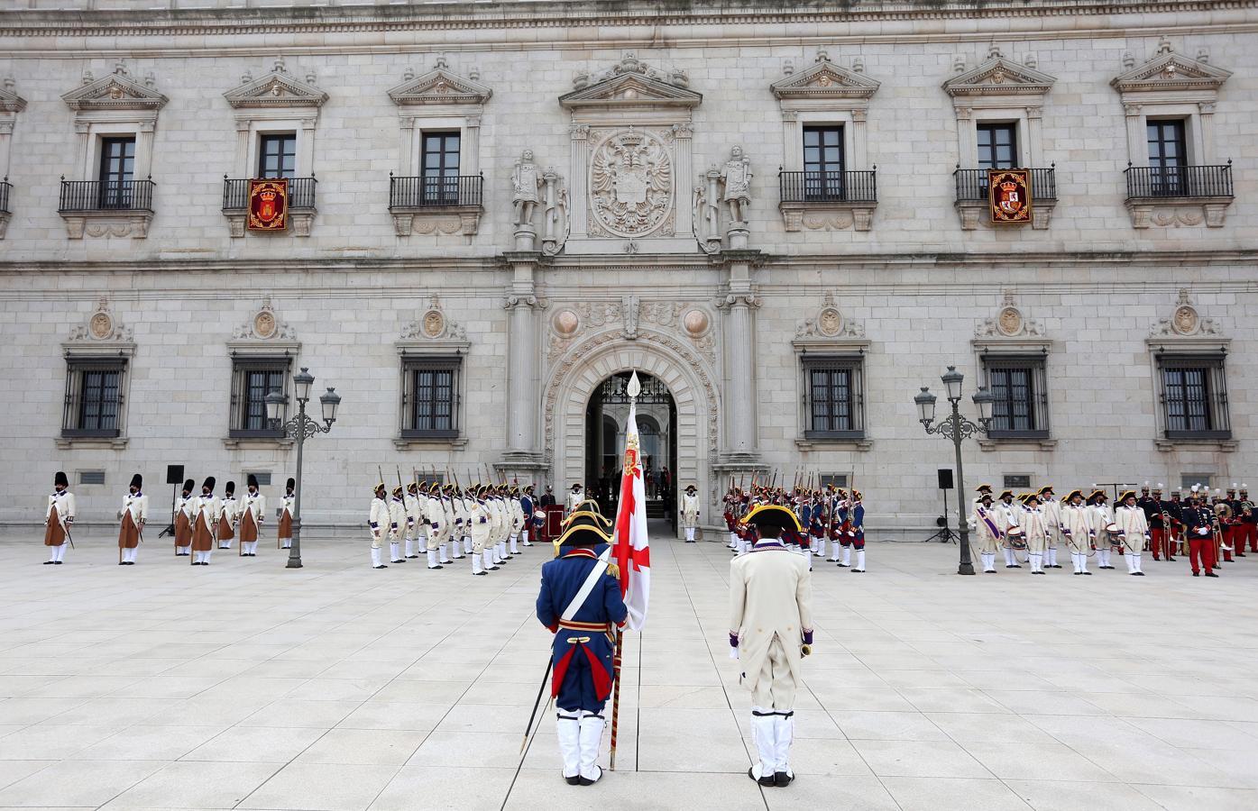 El izado de bandera en el Alcázar de Toledo, en imágenes