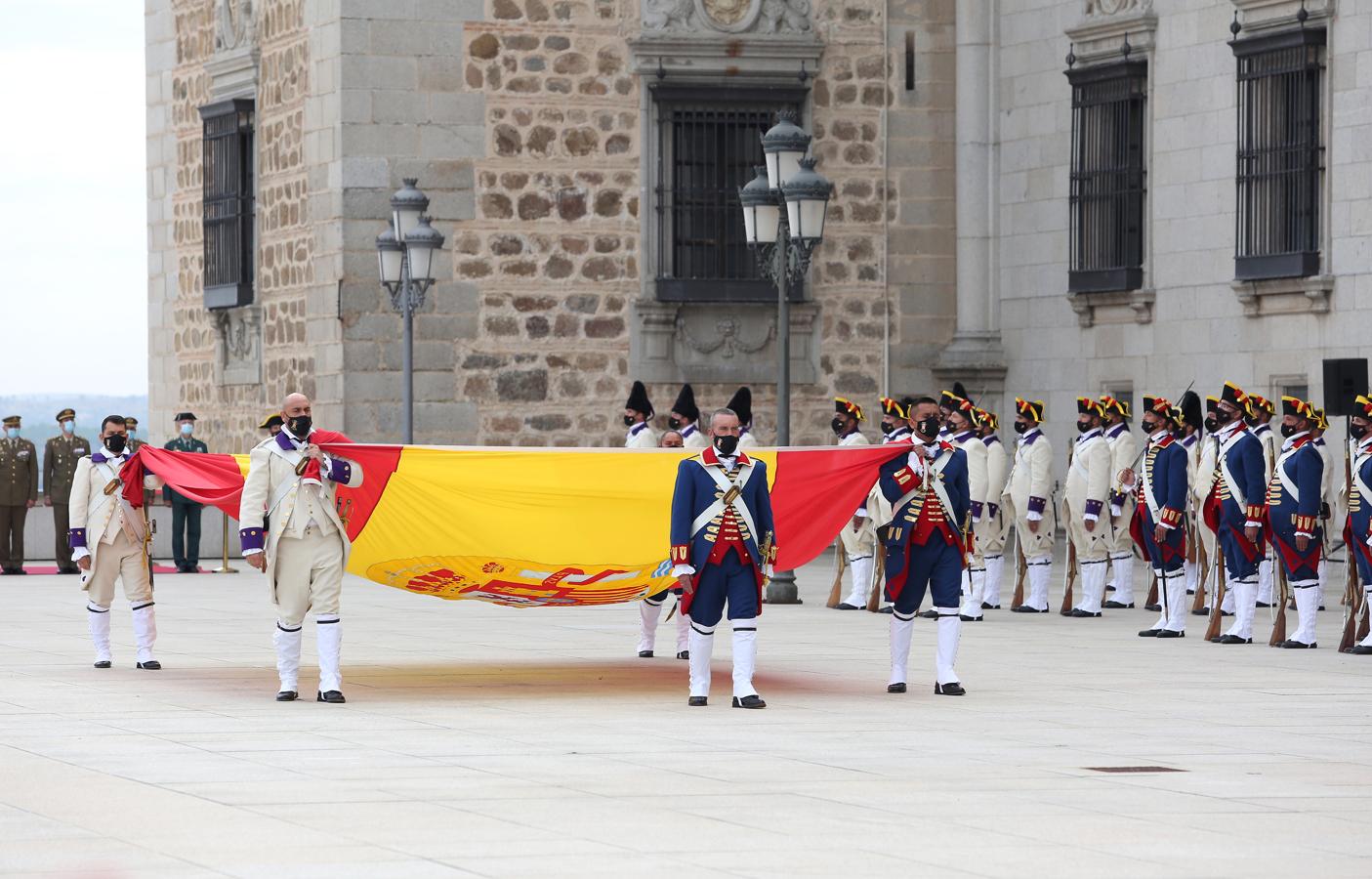 El izado de bandera en el Alcázar de Toledo, en imágenes