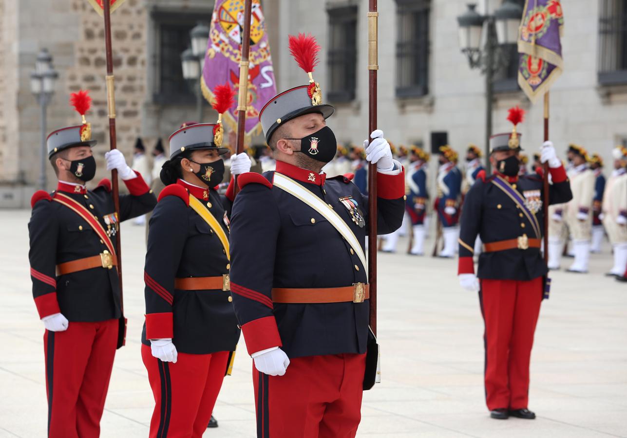 El izado de bandera en el Alcázar de Toledo, en imágenes