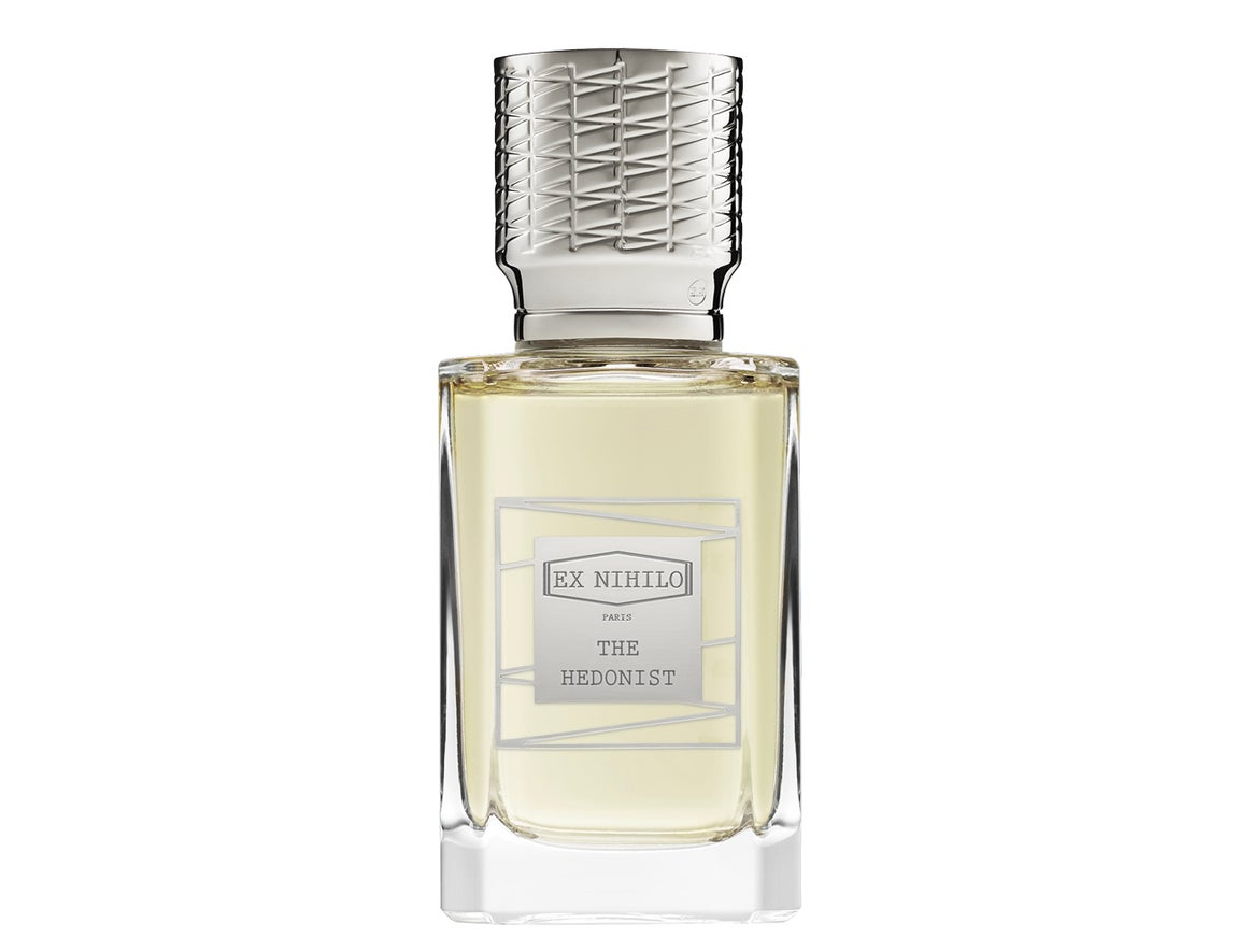 Ex Nihilo The Hedonist. La última incorporación a la colección Iconoclaste de Ex Nihilo es un viaje a un destino desconocido bautizado como The Hedonist. Creada para el hombre amante de los placeres de la vida y la naturaleza, esta fragancia fue concebida como un viaje sin destino final a partir de los ingredientes más sostenibles y tecnológicamente avanzados. The Hedonist es una novedosa interpretación de la clásica familia olfativa amaderada creada por Jordi Hernández. Entre sus notas destaca el Akigalawood®: una exclusiva molécula sintética de origen natural, resultado de la biociencia, de esencia embriagadora. La fragancia se abre con un soplo energizante de jengibre que se funde con la bergamota para provocar una fresca emoción. A continuación, aparecen las profundas notas de madera de cedro asociadas al vetiver de Haití que aportan fuerza, mientras los almizcles se funden con el Akigalawood® para dejar una firma embriagadora en la piel. Precio: 180 €, 50 ml, en Isolée.