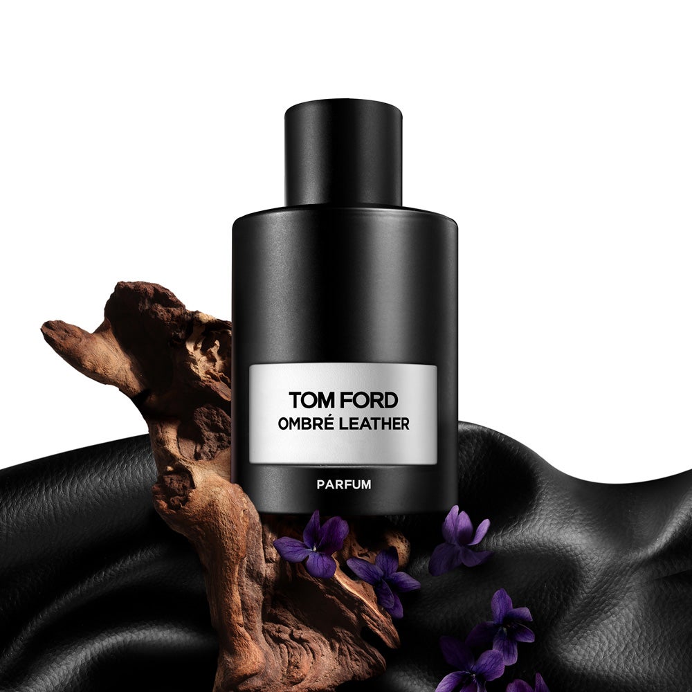 Ombré Leather de Tom Ford. La última fragancia Signature de Tom Ford es un cuero floral distintivo que fusiona notas de cuero negro con poderosas hojas de violetas y cedro sensual, capturando la sensualidad sin ataduras del oeste estadounidense, donde el diseñador y director de cine pasó su infancia. Intensificando la sensación de textura del icónico aroma premier, Ombré Leather Parfum envuelve el distintivo y lujoso sello de cuero en una nueva nota sorprendente, absoluto de hoja violeta orpur. Precio: 113 €, 50 ml.