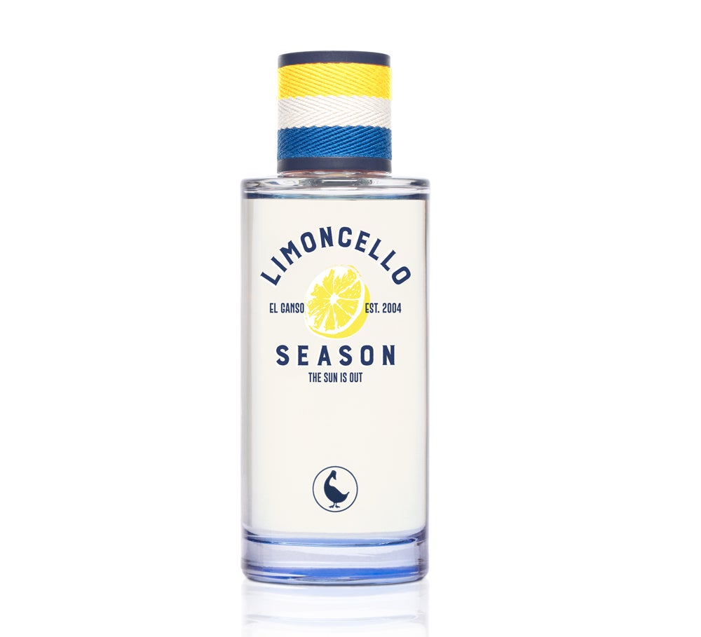 Limoncello Season de El Ganso. Limoncello Season es un perfume masculino que parte de una estructura clásica fougère a la que añade un toque chispeante cítrico para dotarla de un espíritu jovial. La partitura olfativa juega con los conceptos sol – limón para transmitir sensaciones cálidas y refrescantes. Dorothée Piot ha sido la perfumista encargada de dar vida a la fragancia que combina manzana, jengibre, limón y elemí con rosa, un acorde ozónico y pachulí. Culmina en un fondo con notas de musgo, almizcle y vainilla. Precio: 61 €, 125 ml.