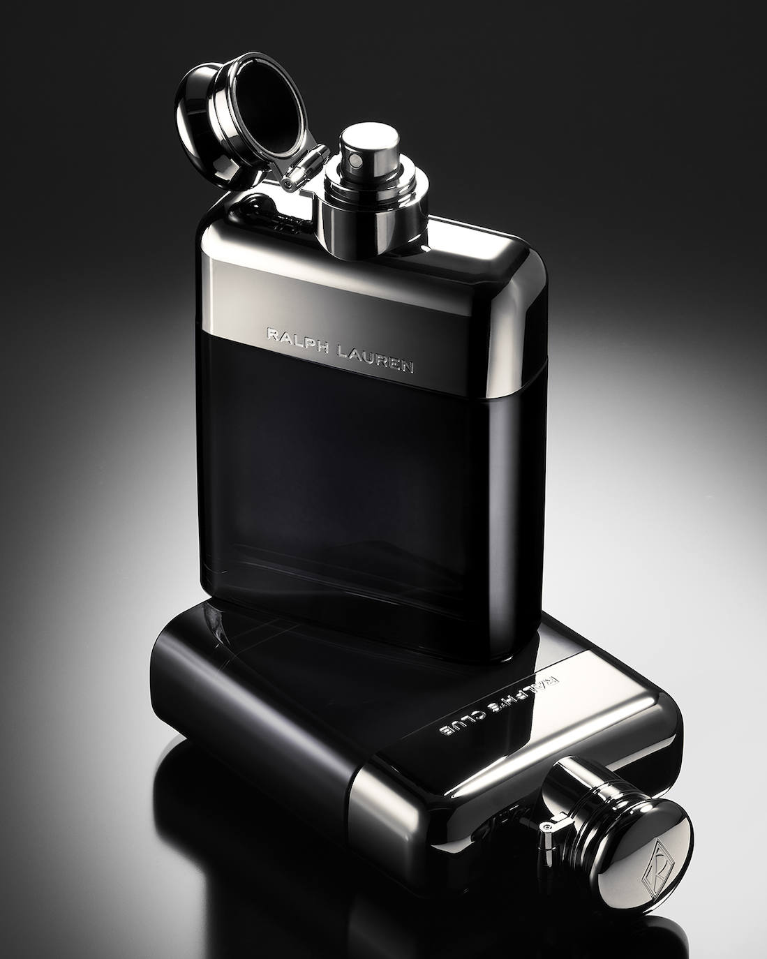 Ralph’s Club de Ralph Lauren. Inspirada en la velada celebrada para la colección de otoño 2019 de Ralph Lauren, Ralph’s Club representa la mejor noche de nuestra vida capturada en una fragancia. Su duradera estela amaderada ha sido concebida con mimo para los hombres de estilo inconformista que inspiran a los demás a disfrutar al máximo de la vida en su compañía. Poderosa y elegante, sus notas perduran e impulsan los límites de la sensualidad hacia cotas más elevadas. Es una creación del maestro perfumista Dominique Ropion, para la que se ha utilizado la destilación de ingredientes naturales de la mejor calidad. Las notas frescas y poderosas de lavandín y salvia se equilibran a la perfección con la cálida exuberancia del cedro de Virginia y el lujoso vetiver. Precio: 104 €, 100 ml.