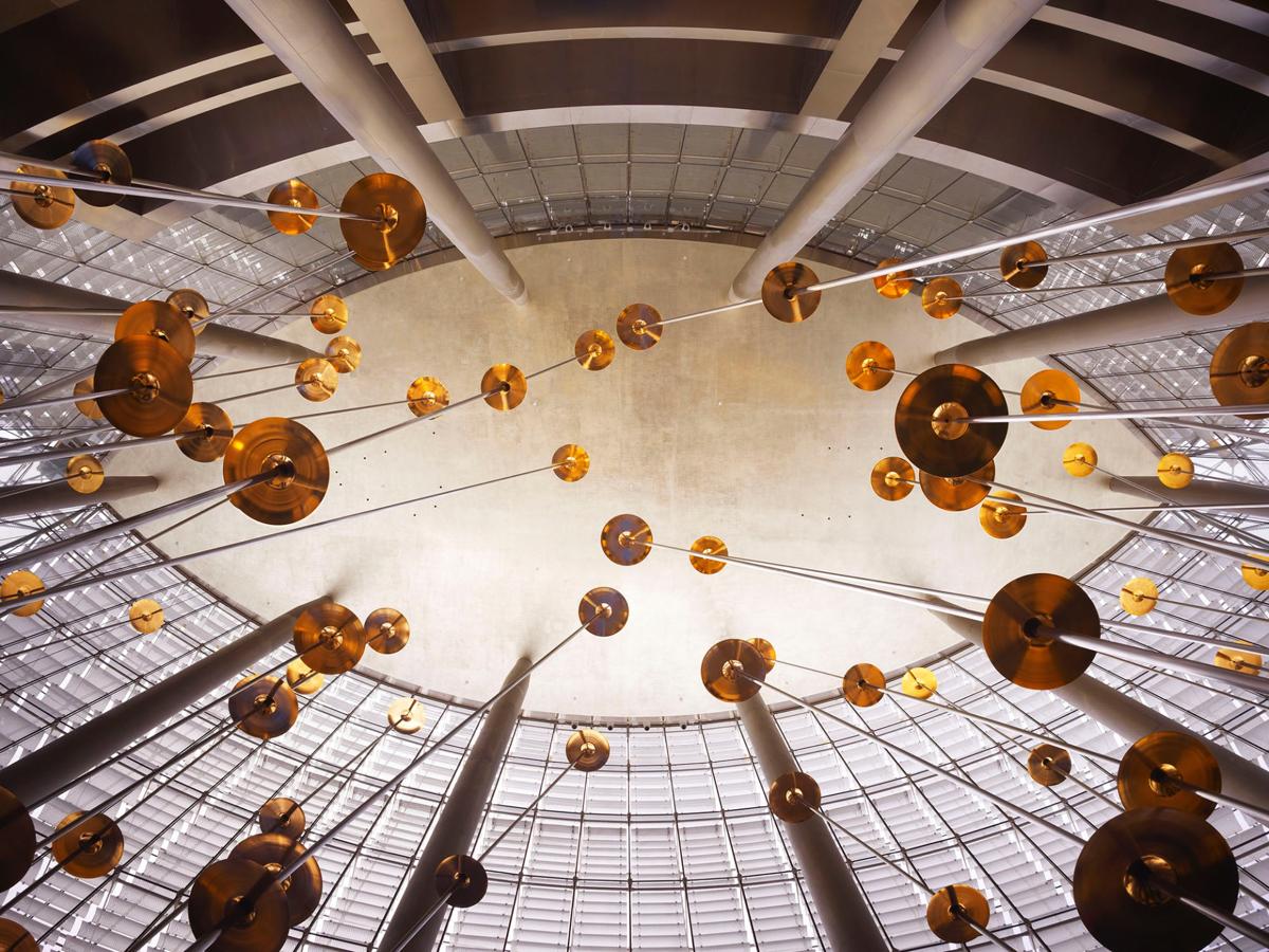 Dubai. 'World Voices' (2010). Esta instalación en el Burj Khalifa de Dubai, Emiratos Árabes Unidos (el techo del mundo), estaba compuesta por 196 platillos (acero inoxidable, latón, bronce, oro y gotas de agua), que representan a los 196 países del mundo. El lobby residencial de Burj Khalifa se convirtió en un lugar de encuentro de diversas culturas y nacionalidades: una metáfora de la diversidad de nuestra sociedad global. 'World Voices' es un homenaje a esta diversidad y una celebración de la vida. Fundidos en aleación de bronce y latón, acabados a mano y bañados en oro de 18 quilates, los platillos están suspendidos horizontalmente sobre las varillas de titanio ancladas en el fondo de dos piscinas, simbolizando cañas en un lago.