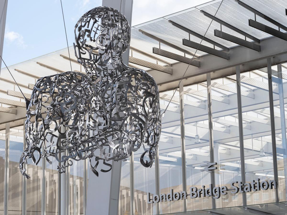 Londres. 'WE' (2021). 'WE' consta de dos partes, una instalada en la plaza de The Shard, otra suspendida sobre la escalera mecánica fuera del edificio; una frente a la otra como si estuvieran dialogando. Los propietarios de The Shard encargaron la pieza, comisariada por Futurecity, para que la experimenten quienes visiten, vivan y trabajen en Shard Quarter, conectando las dos áreas. 'WE' representa la diversidad, con letras y caracteres de siete alfabetos diferentes que aparecen en ambas esculturas, cada una representando la universalidad del ser humano.