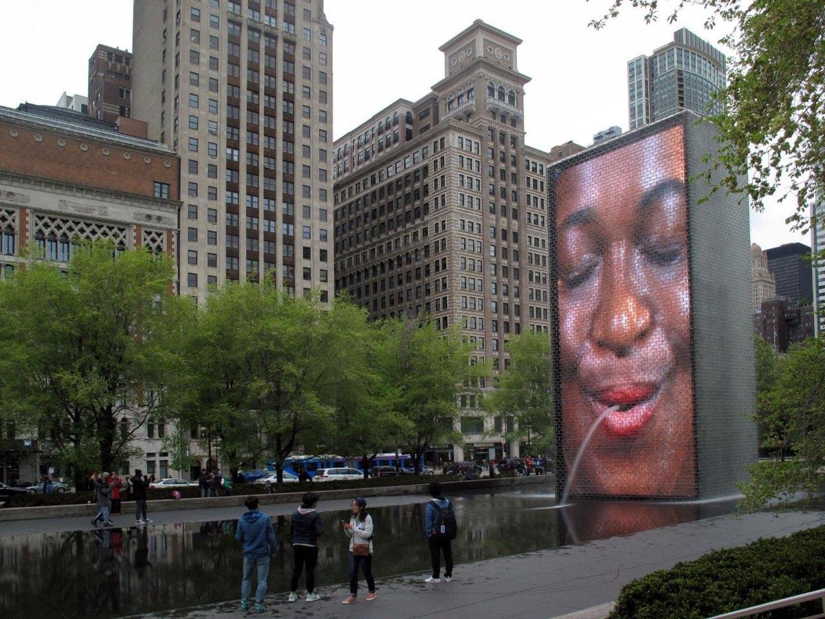 Chicago, 'Crown Fountain' (2004). Es una de las atracciones de la ciudad de Chicago. Instalada en el Millennium Park, fue un encargo del Programa de Arte Público del Departamento de Asuntos Culturales de Chicago. Realizada en vidrio, acero inoxidable, pantallas LED, luz, madera, granito negro y agua, consta de dos torres de 16 metros de altura sobre una lámina de agua de 70 x 14 metros en una superficie total de 2.200 m2. En las pantallas LED aparecen los rostros de mil residentes de la ciudad Chicago, que se convierten en una especie de gárgolas de cuyas bocas emana agua. La capacidad de caminar sobre el agua también se encuentra entre los elementos emocionantes del diseño..