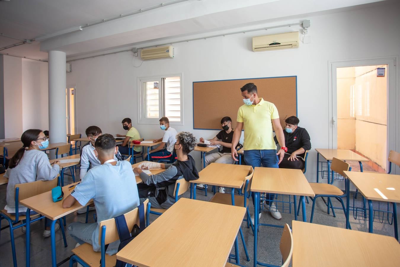 Sergio López Sanz «Haze», durante una de sus clases en el instituto San José, de Coria del Río