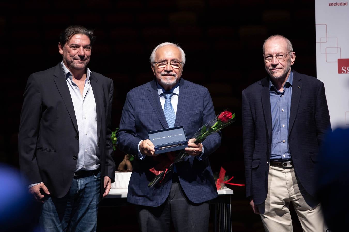 Foto de familia de los homenajeados con la llave de ‘la casa de los autores’ ayer en el Cartuja Center Cite