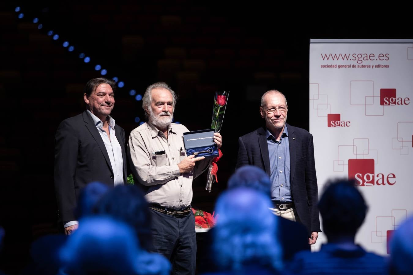 Foto de familia de los homenajeados con la llave de ‘la casa de los autores’ ayer en el Cartuja Center Cite