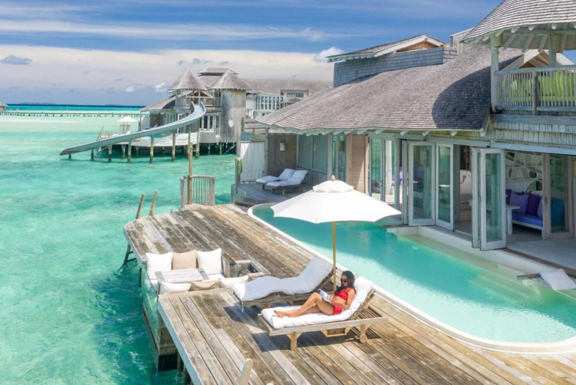 El Resort en Maldivas de la escapada de Tamara Falcó e Isabel Preysler. En el Resort se encuentran 27 villas sobre el agua donde destaca la elegida por Isabel Preysler y Tamara Falcó cuyo precio de 4.700 euros la noche la hacen apta solo para algunos bolsillos privilegiados.