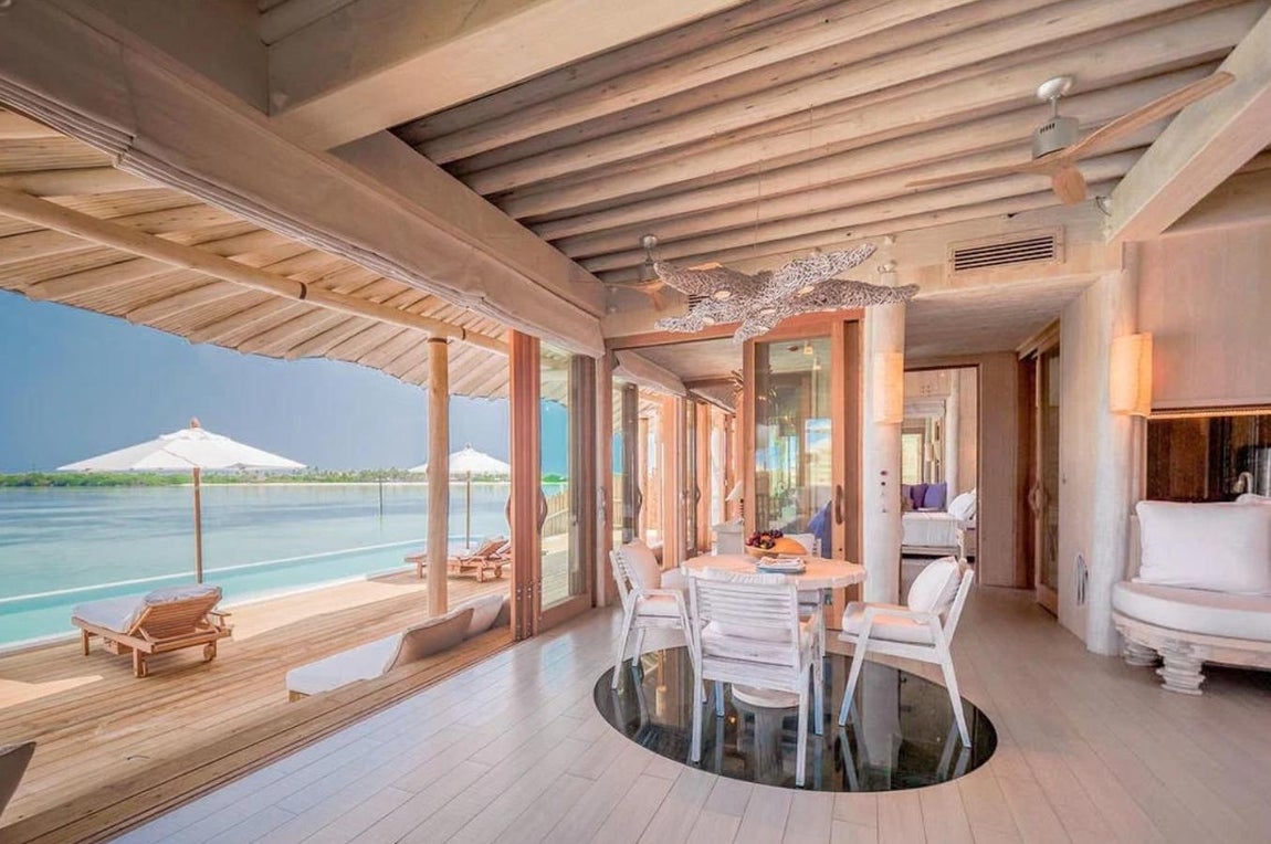 El Resort en Maldivas de la escapada de Tamara Falcó e Isabel Preysler. La propiedad cuenta con un dormitorio, salón comedor, baño con jardín privado en el que hay un jacuzzi, zona de masajes y vestidor.