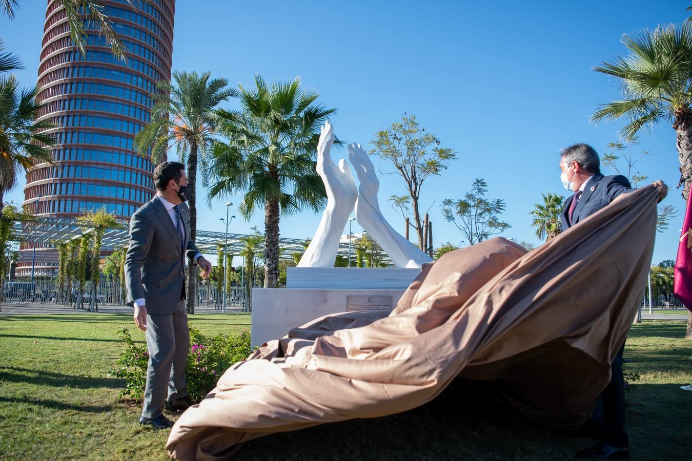 En imágenes, inauguración de ‘El aplauso’, el monumento homenaje a los sanitarios en Sevilla